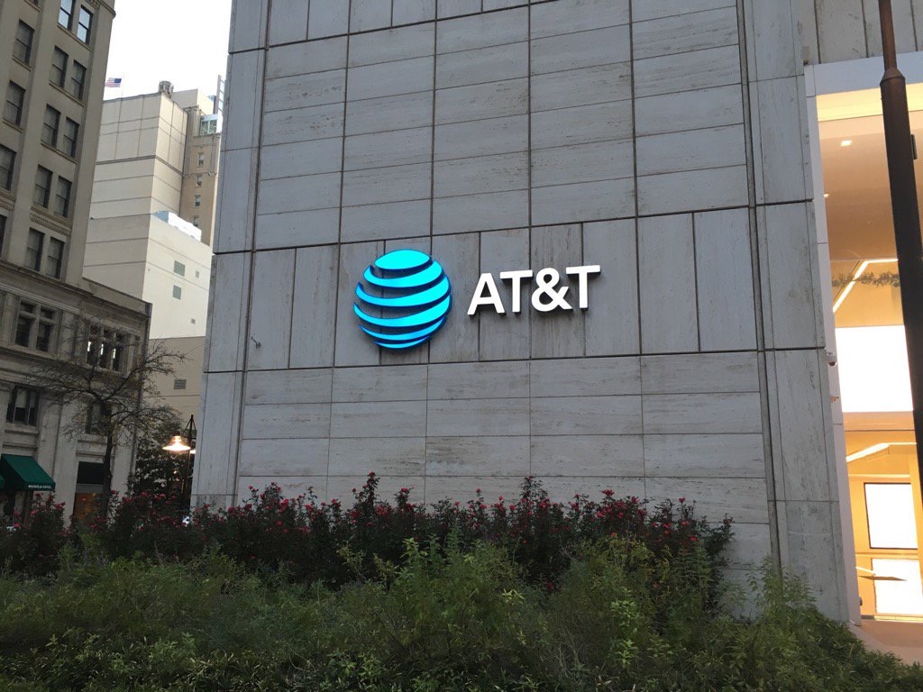 What Time Does AT&T Close and Open? (Review 2022)