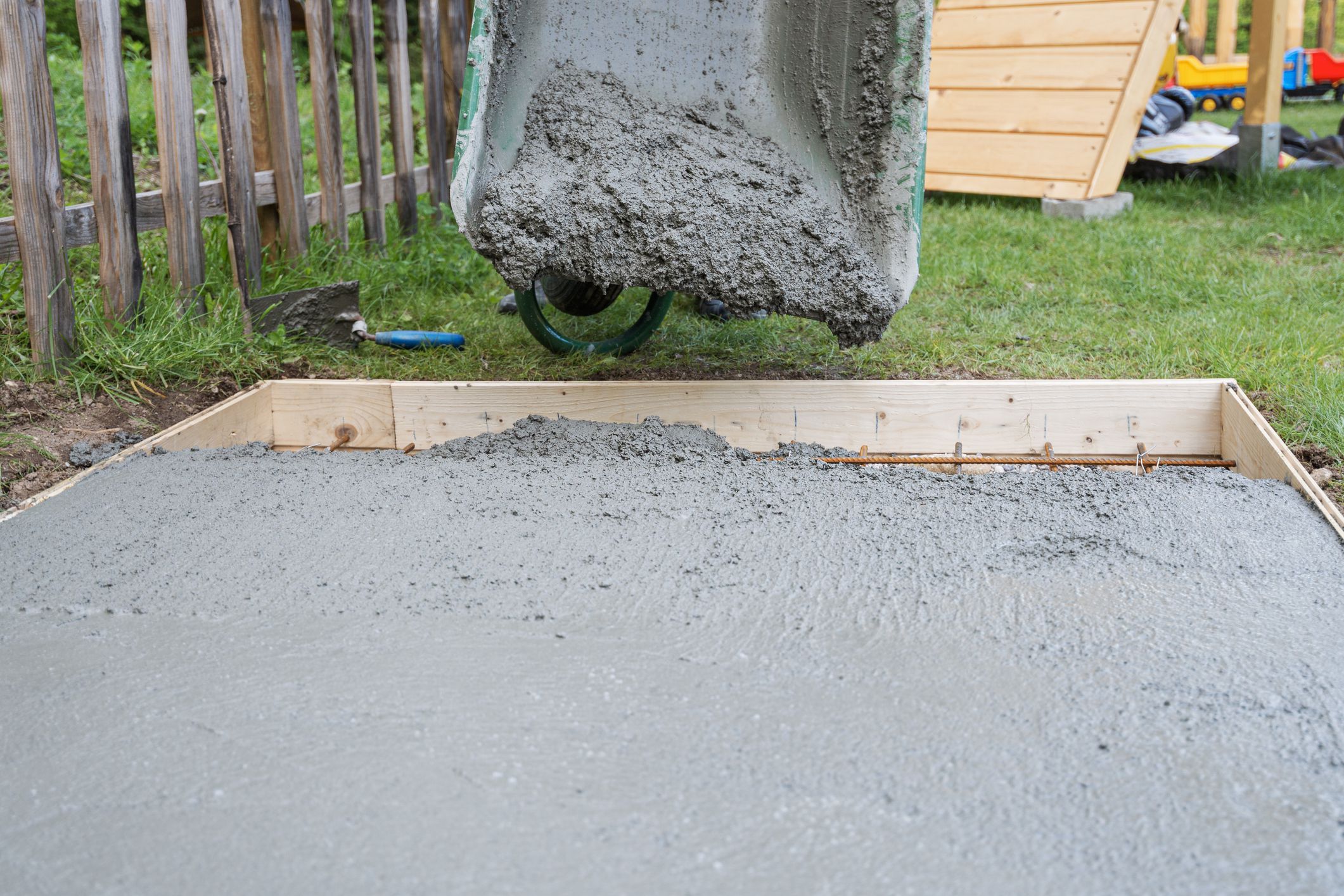 How Much Does a Yard of Concrete Weigh? (Wet & Dry)