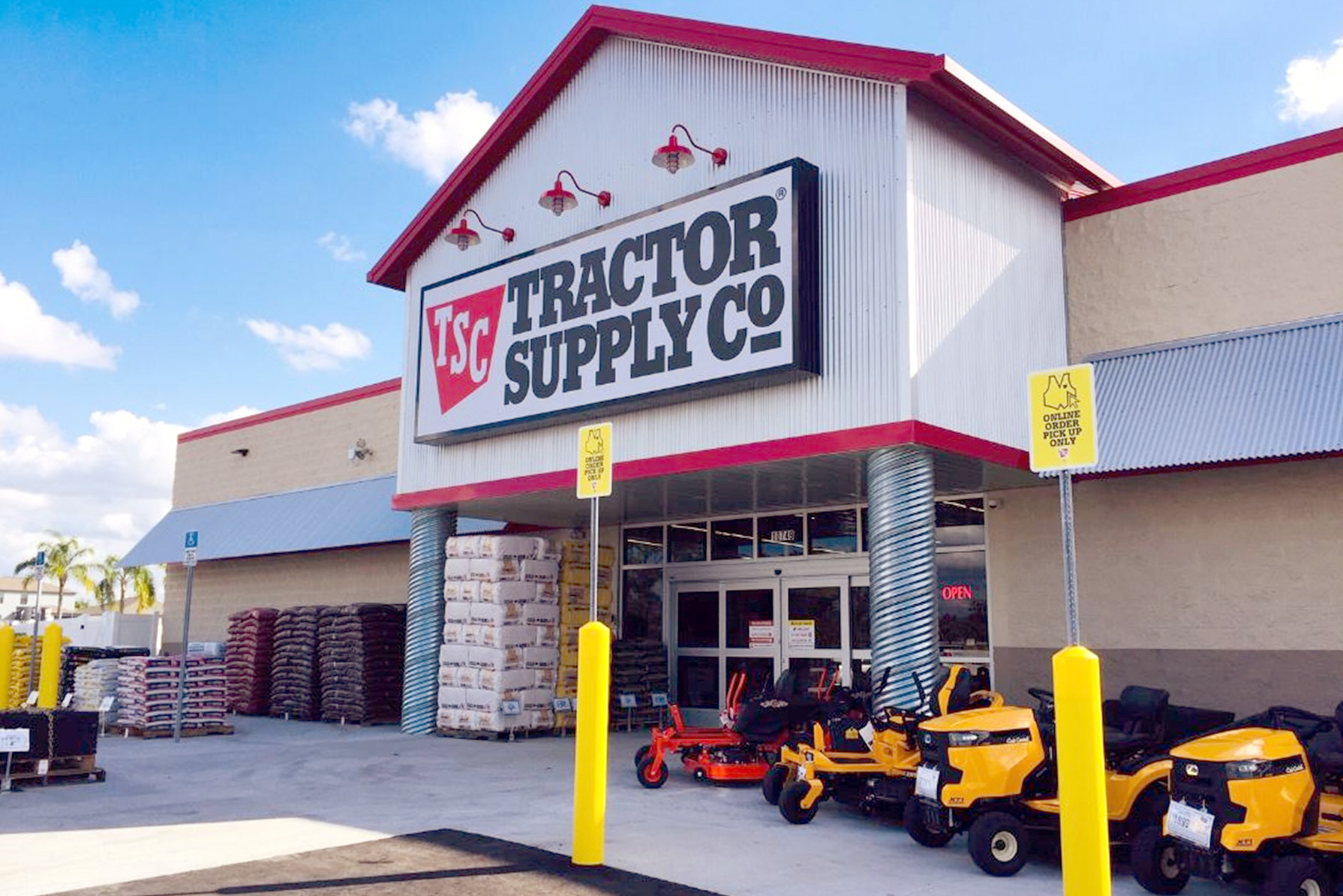 what time does tractor supply close