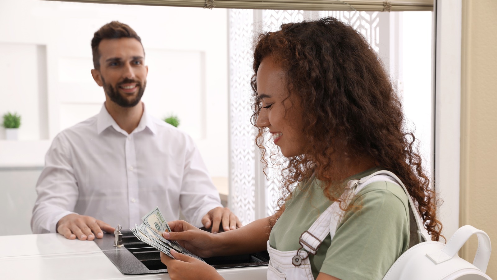 How Much Does a Bank Teller Make? (The Complete Guide)